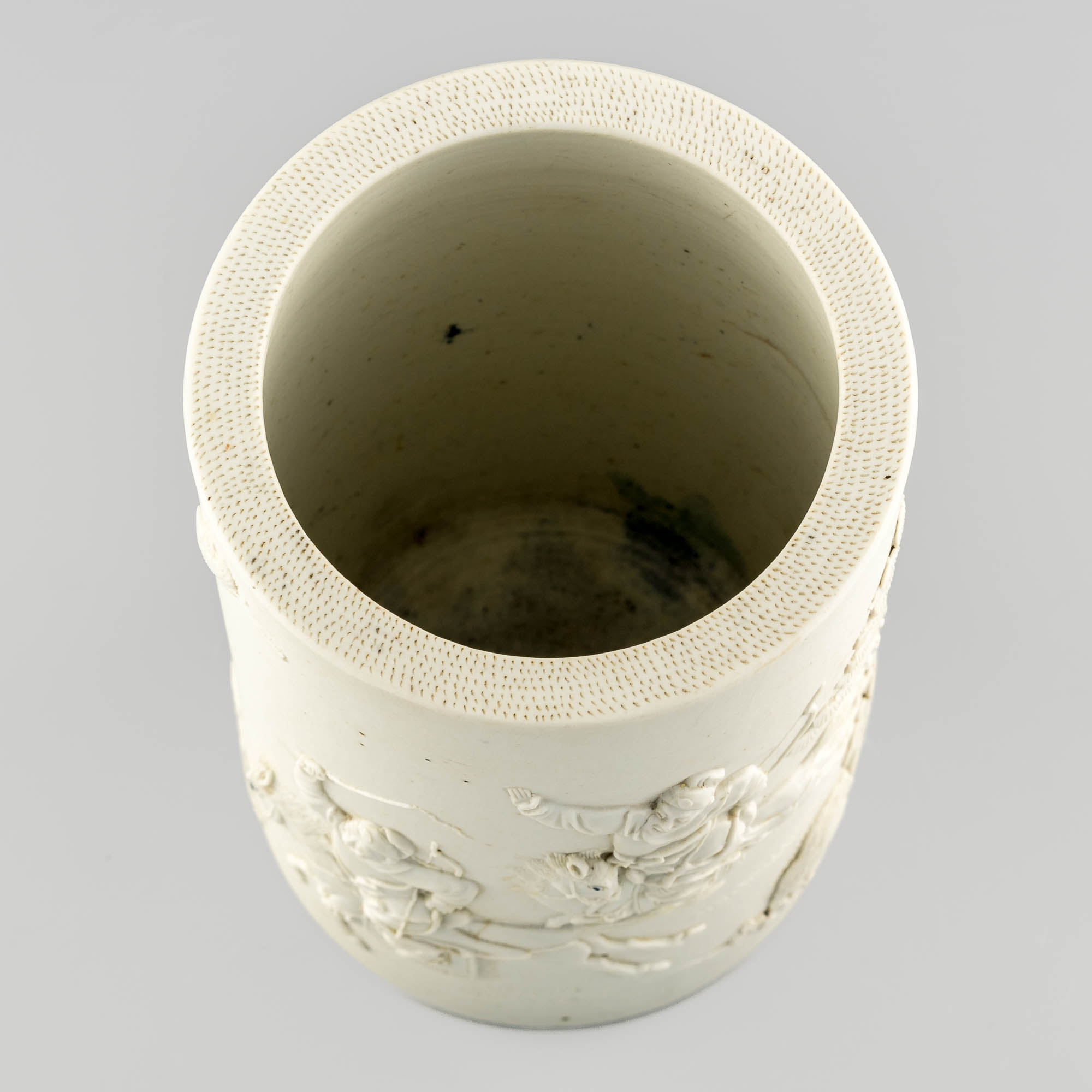 十九世紀王炳榮造生瓷狩獵圖筆筒A Chinese white-glaze brush pot with