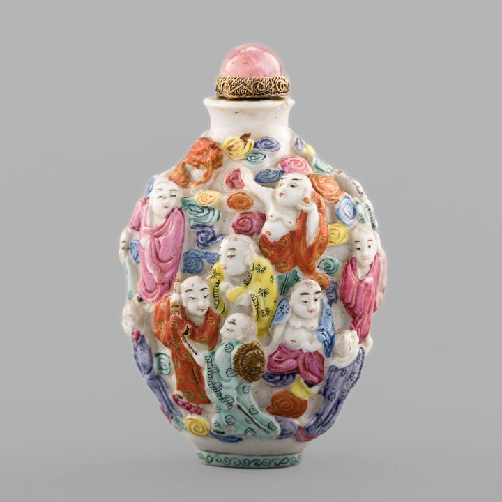 十九世紀 粉彩雕瓷十八羅漢鼻煙壺 A Chinese famille rose luohan snuff bottle, 19th century