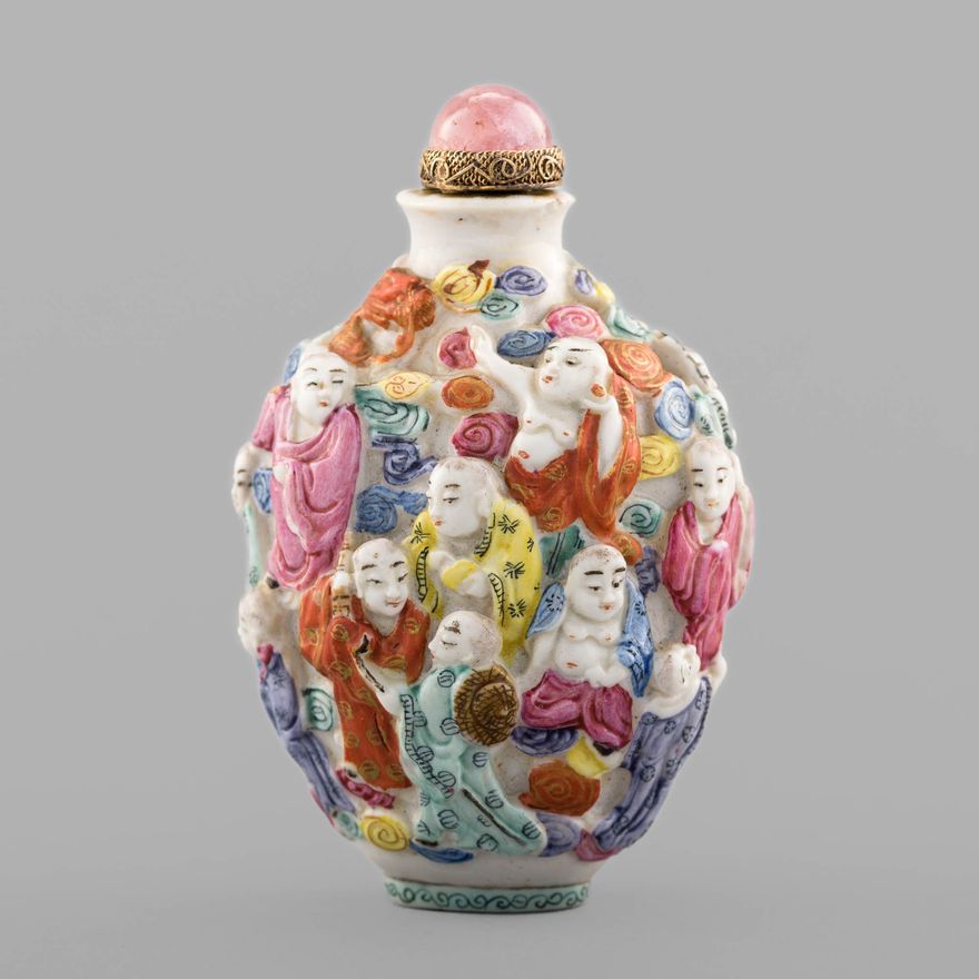 十九世紀 粉彩雕瓷十八羅漢鼻煙壺 A Chinese famille rose luohan snuff bottle, 19th century