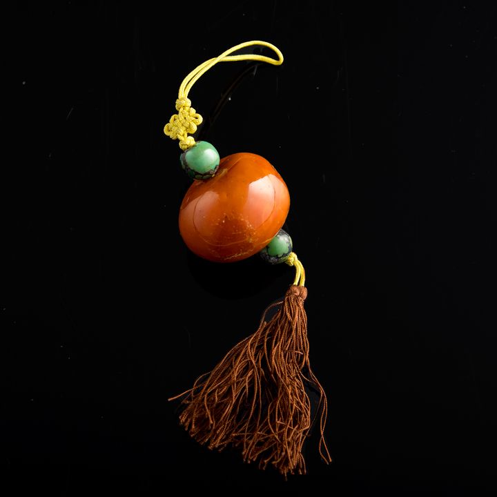 明代 蜜蠟珠 A Chinese amber bead pendant, Ming dynasty