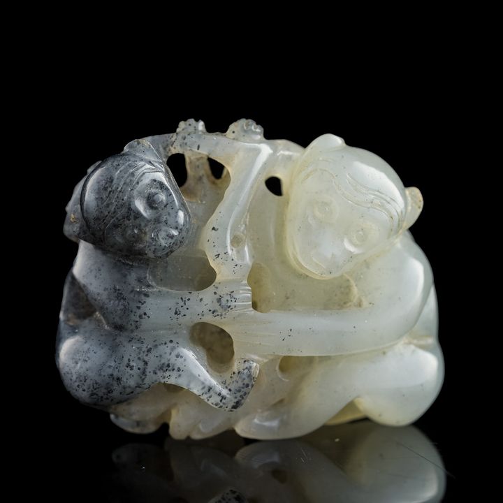 十九世紀 黑白玉巧雕雙猴掛墜 A Chinese carved black and white jade 'monkeys' toggle, 19th century