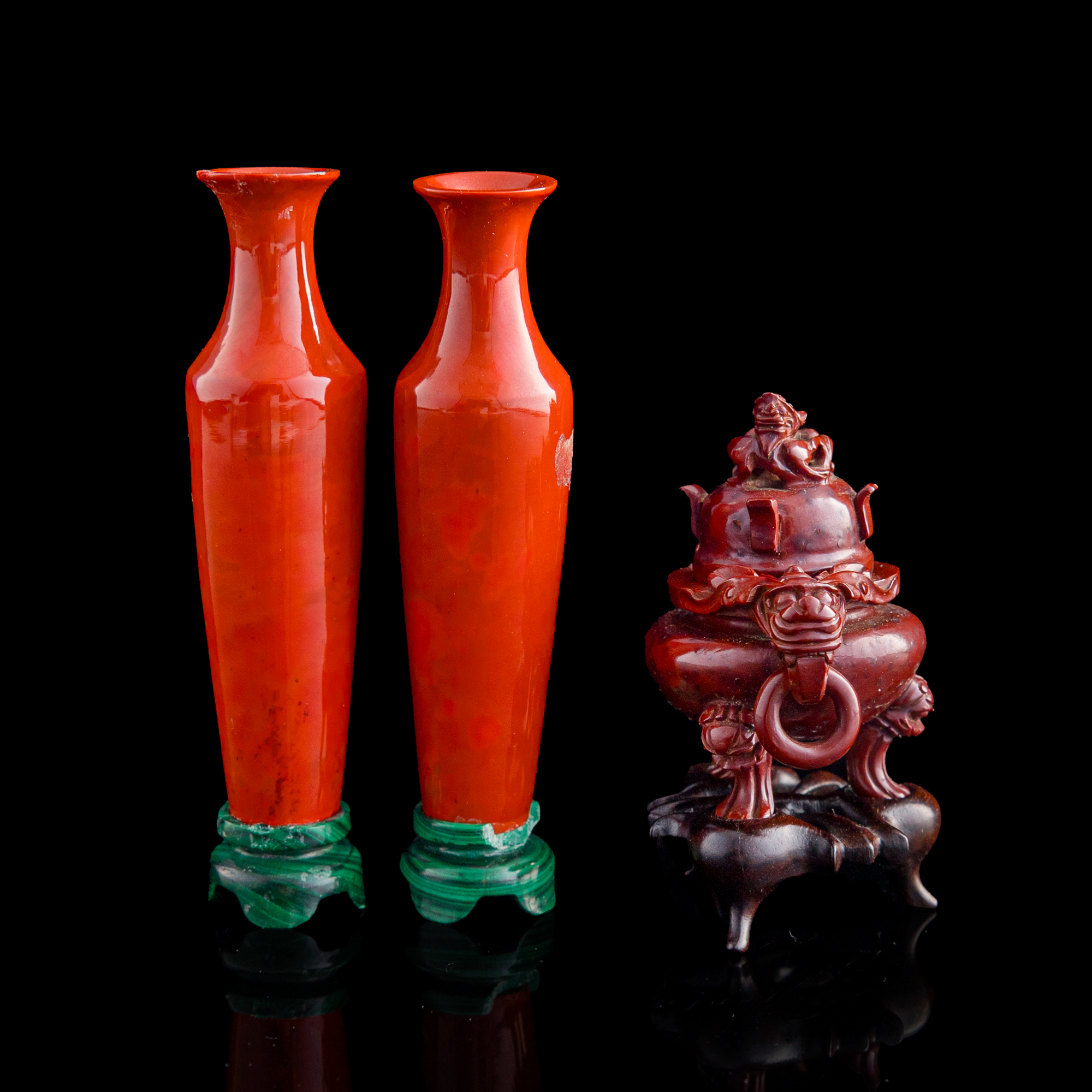 十九世紀料器蓋爐及瓶一對A Chinese Peking glass lidded censer
