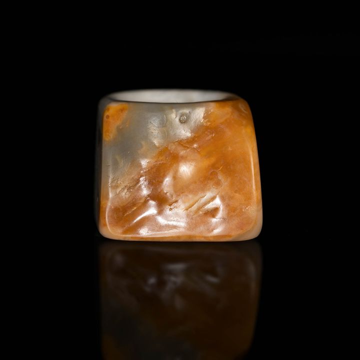 十八世紀 玉留皮扳指 A Chinese white and russet jade archer's ring, 18th century
