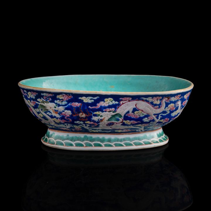 清同治 藍地粉彩龍紋果盤 A Chinese blue-ground famille rose fruit bowl, Tongzhi period, Qing dynasty