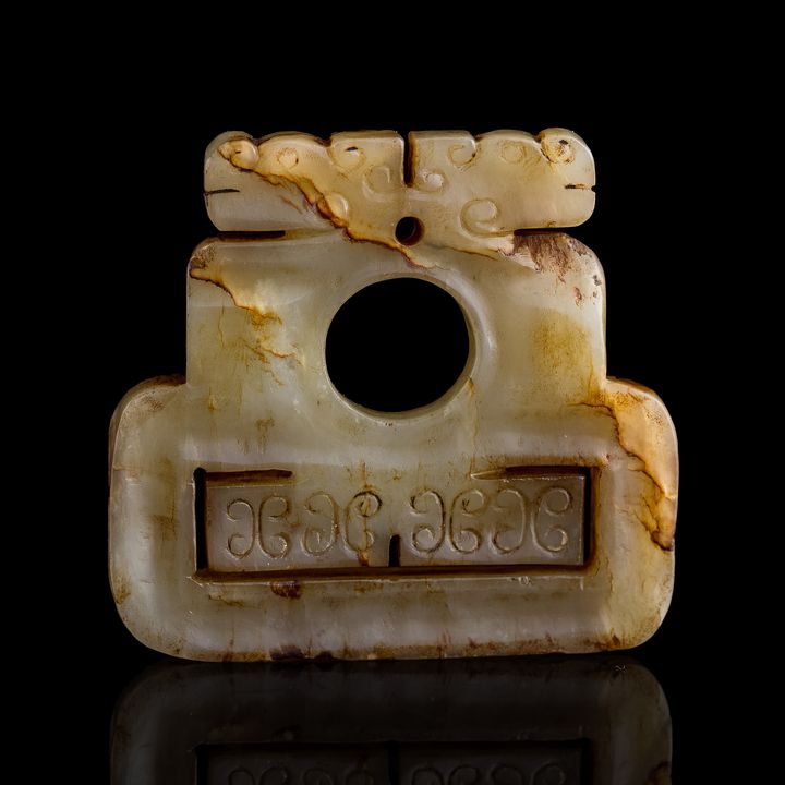 明代或更早 玉雕螭龍扣 A Chinese carved yellow jade archaizing pendant, Ming dynasty or earlier