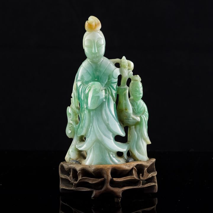 十九世紀 翡翠仕女 A Chinese carved jadeite 'court lady' figural group, 19th century