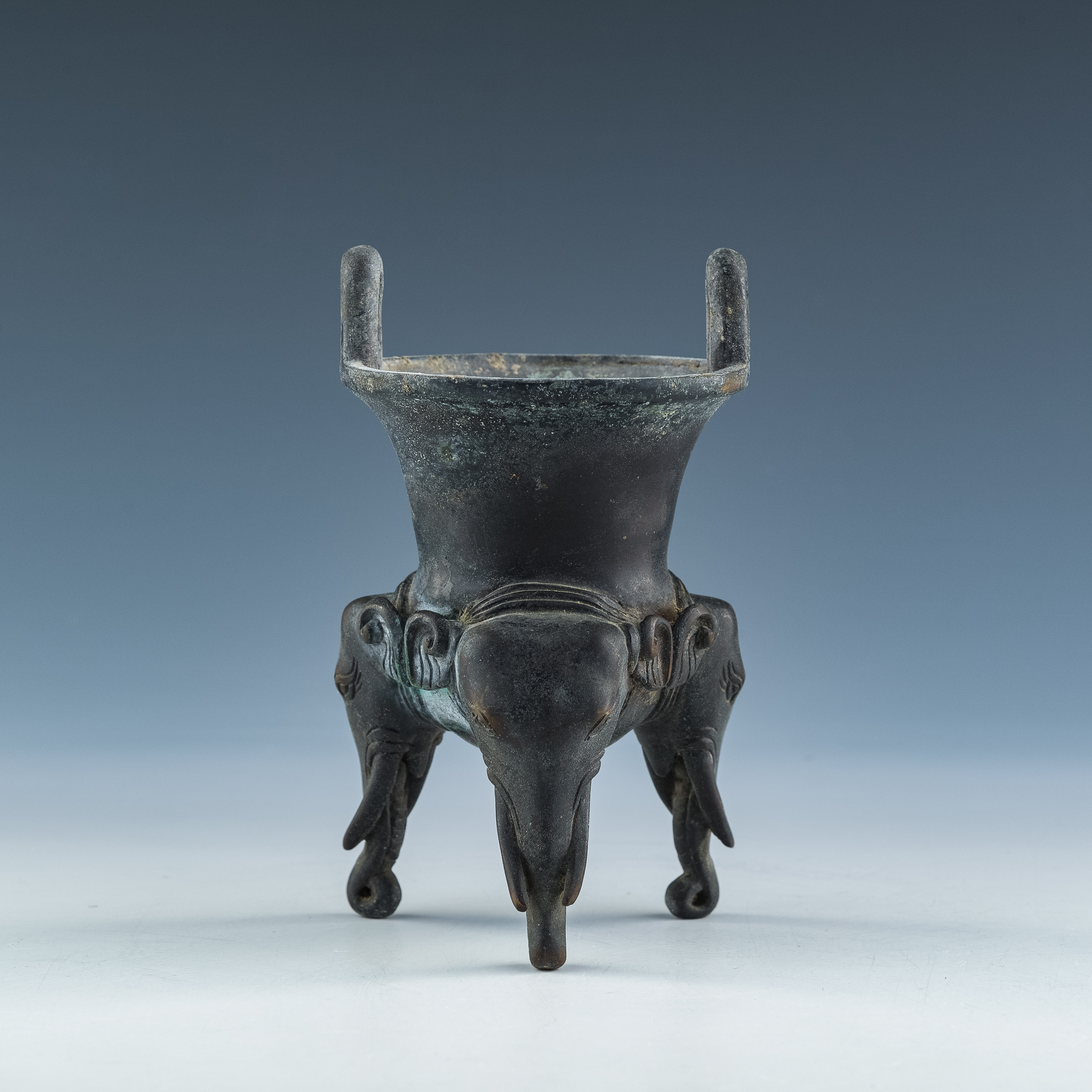 明代銅鬲式象足爐A Chinese bronze elephant trunk-footed tripod