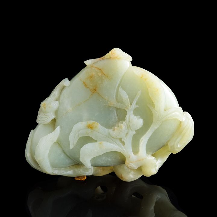 十八世紀 玉雕雙桃擺件 A Chinese carved jade double-peach ornament, 18th century