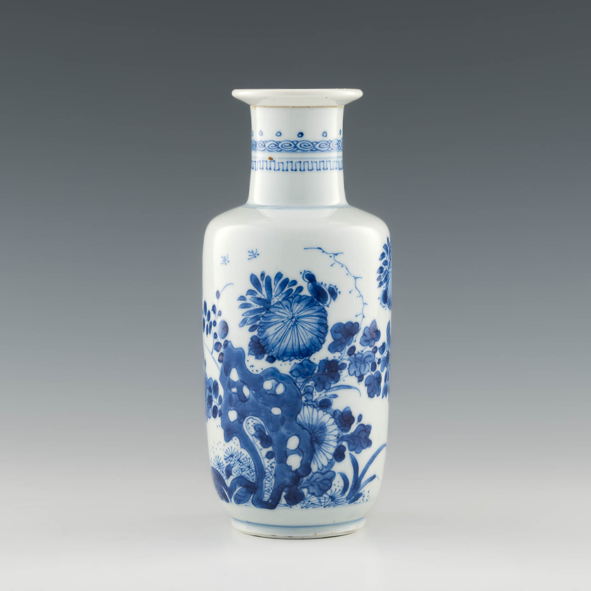 清康熙青花洞石花卉棒槌瓶A Chinese blue and white rouleau vase 