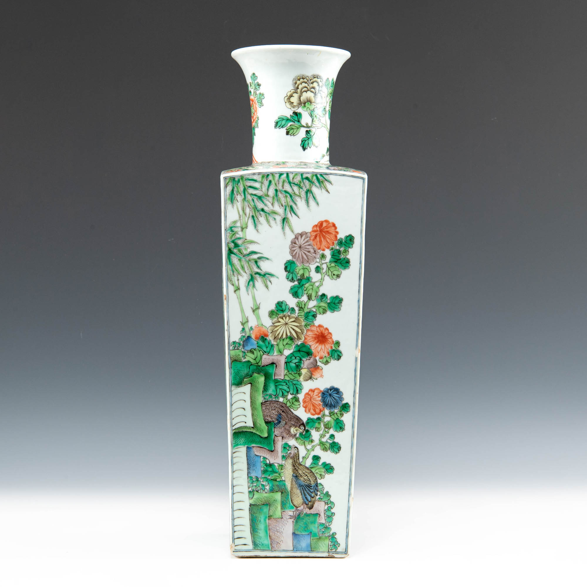 十九世紀五彩花鳥天圓地方瓶A Chinese wucai square vase, 19th