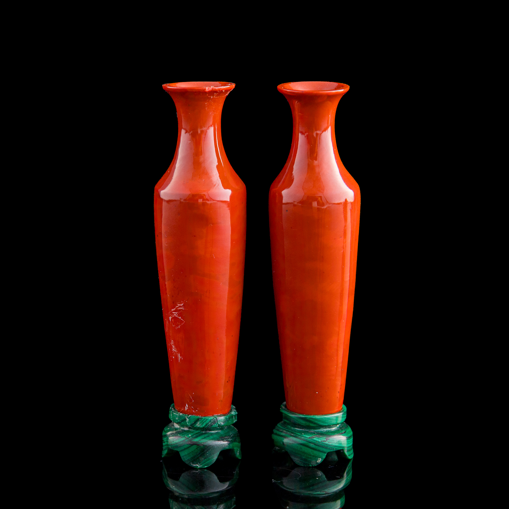 十九世紀料器蓋爐及瓶一對A Chinese Peking glass lidded censer
