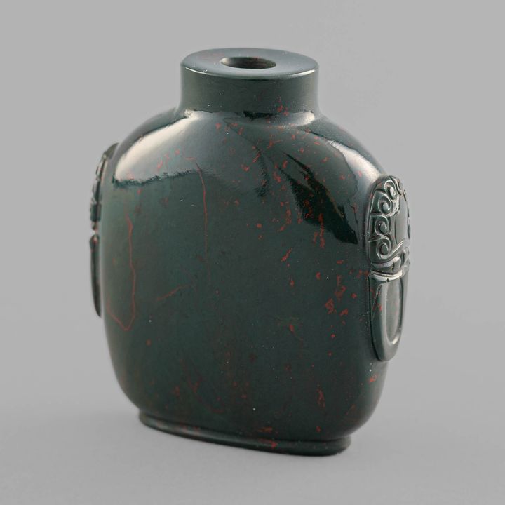 十八世紀 綠瑪瑙鋪首鼻煙壺 A Chinese green agate snuff bottle, 18th century