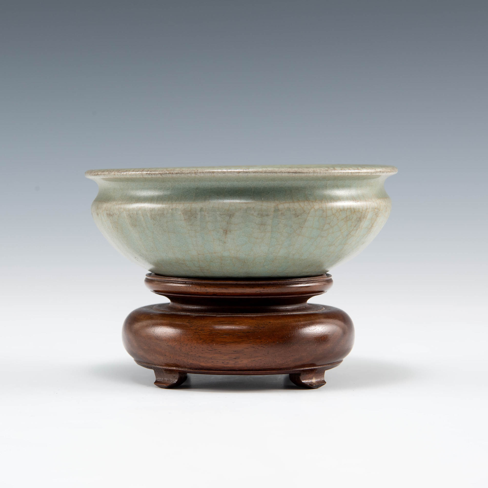 宋代龍泉雙魚洗A Chinese Longquan celadon double-fish brush washer