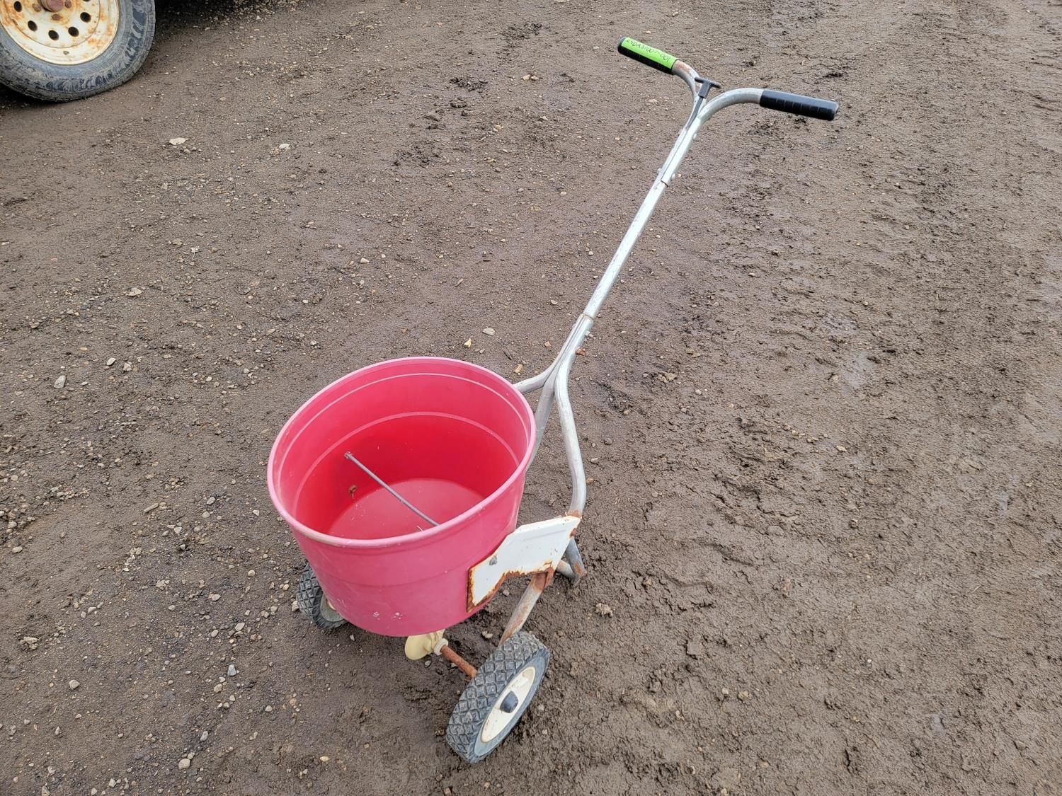 Round 25 lb Fertilizer Spreader [24DA37007-001] | Team Auctions