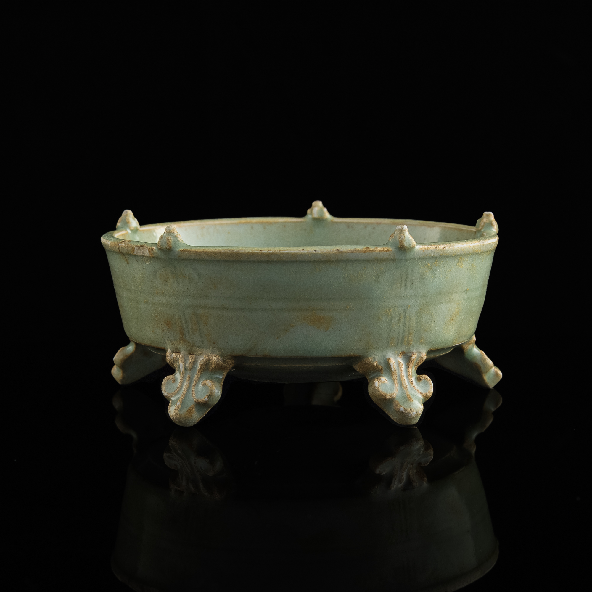 南宋龍泉五足洗A Chinese five-footed Longquan celadon-glazed