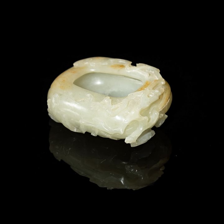 十八世紀 白玉雕瓜形水盂 A Chinese white jade melon-shaped water coupe, 18th century