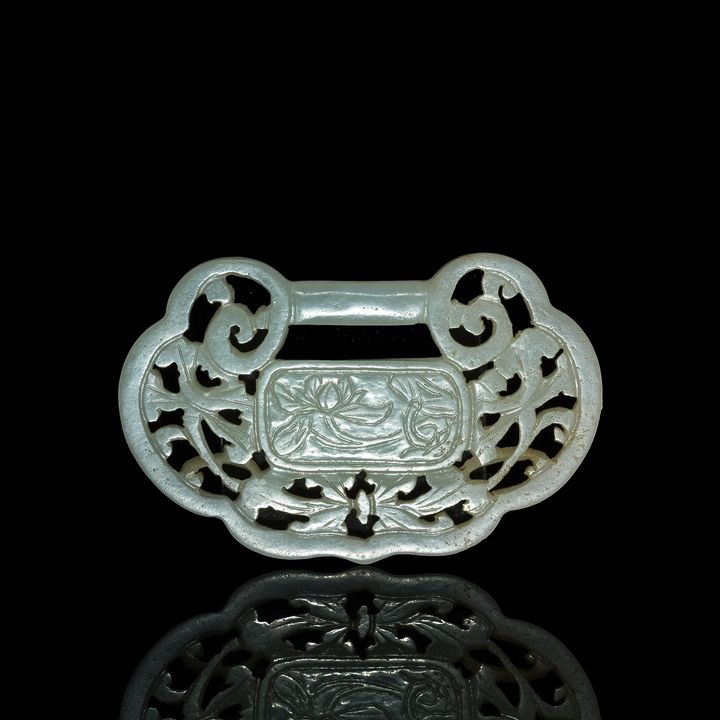 十九世紀 玉雕鎖佩 A Chinese carved jade lock-form plaque, 19th century