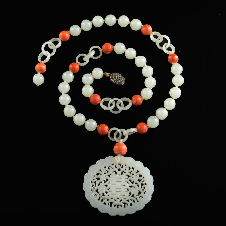 玉項鏈 A Chinese jade necklace