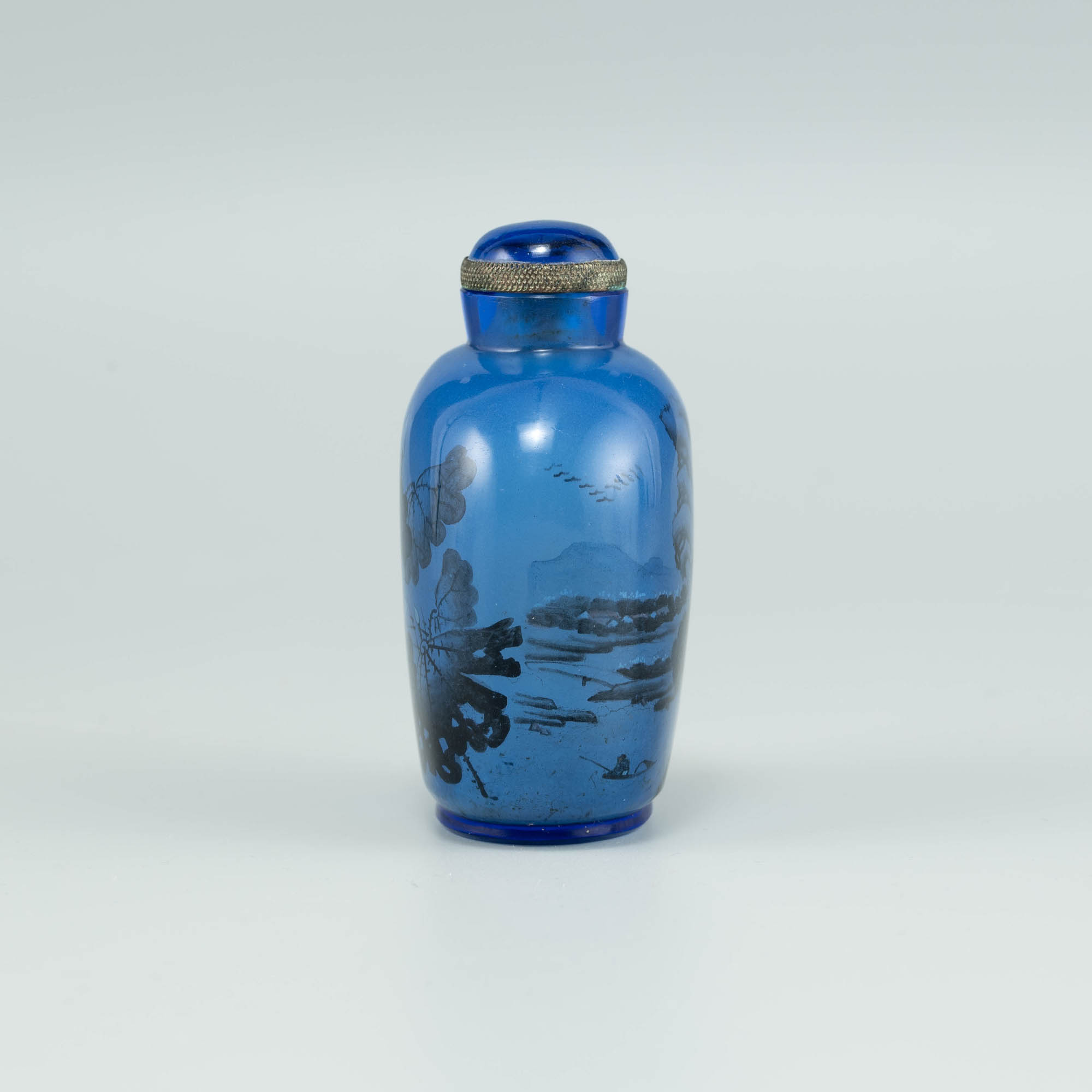 十九世紀內畫山水鼻煙壺A Chinese inside-painted glass snuff
