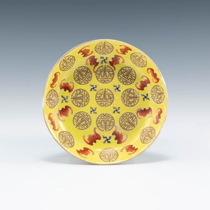 清光緒 黃地粉彩萬福萬壽盤 A Chinese yellow-ground famille rose plate, Guangxu period, Qing dynasty