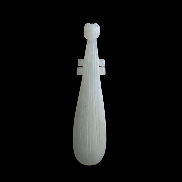 十八/十九世紀 白玉琵琶 A Chinese carved white jade pipa, 18th/19th century