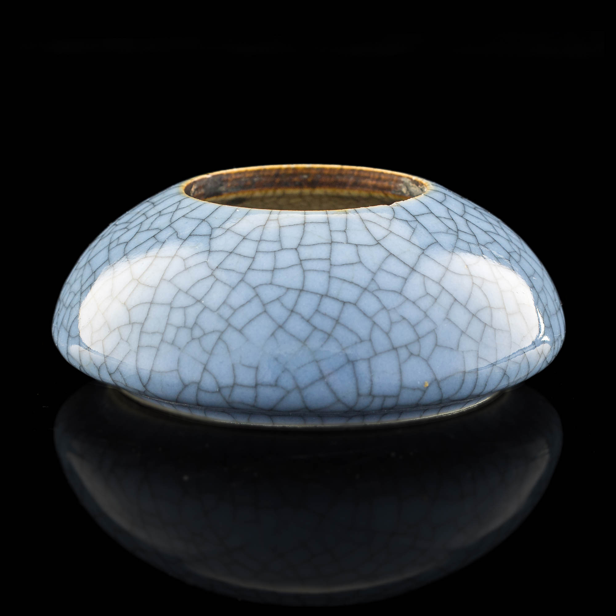 十八世紀天青釉開片馬蹄形水盂A Chinese clair de lune water