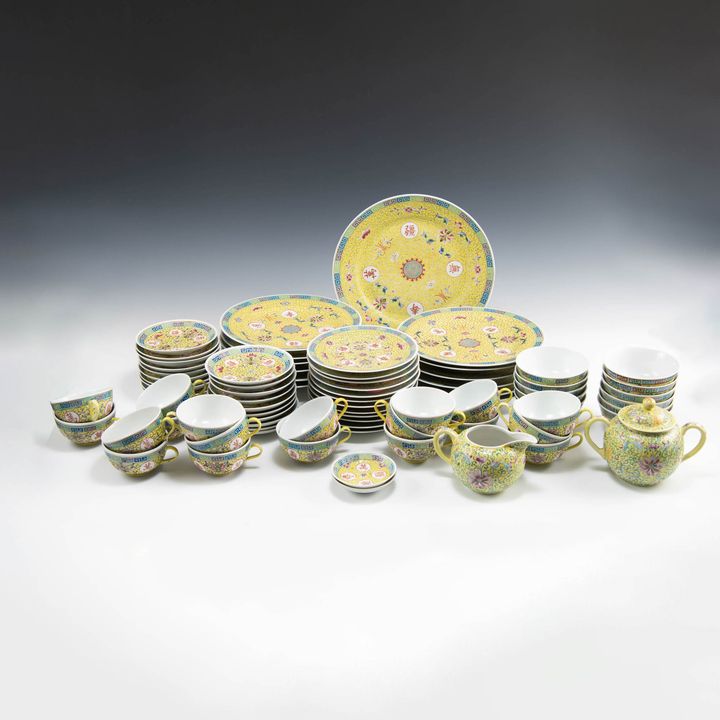 民國 黃地粉彩纏枝花卉餐具一套 A set of Chinese yellow-ground famille rose tableware, Republic period