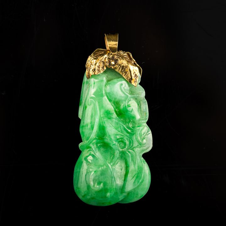 十九世紀 翡翠雕葫蘆掛墜 A Chinese carved jadeite double-gourd-form toggle, 19th century