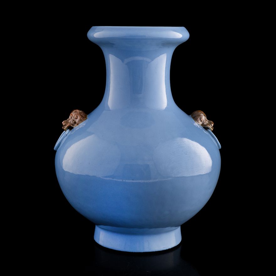 十九世紀 天青釉鋪首尊 A Chinese clair-de-lune beast-handled vase, 19th century
