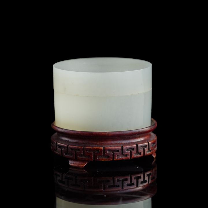 十九世紀 白玉香盒（附木座） A Chinese white jade incense box, 19th century