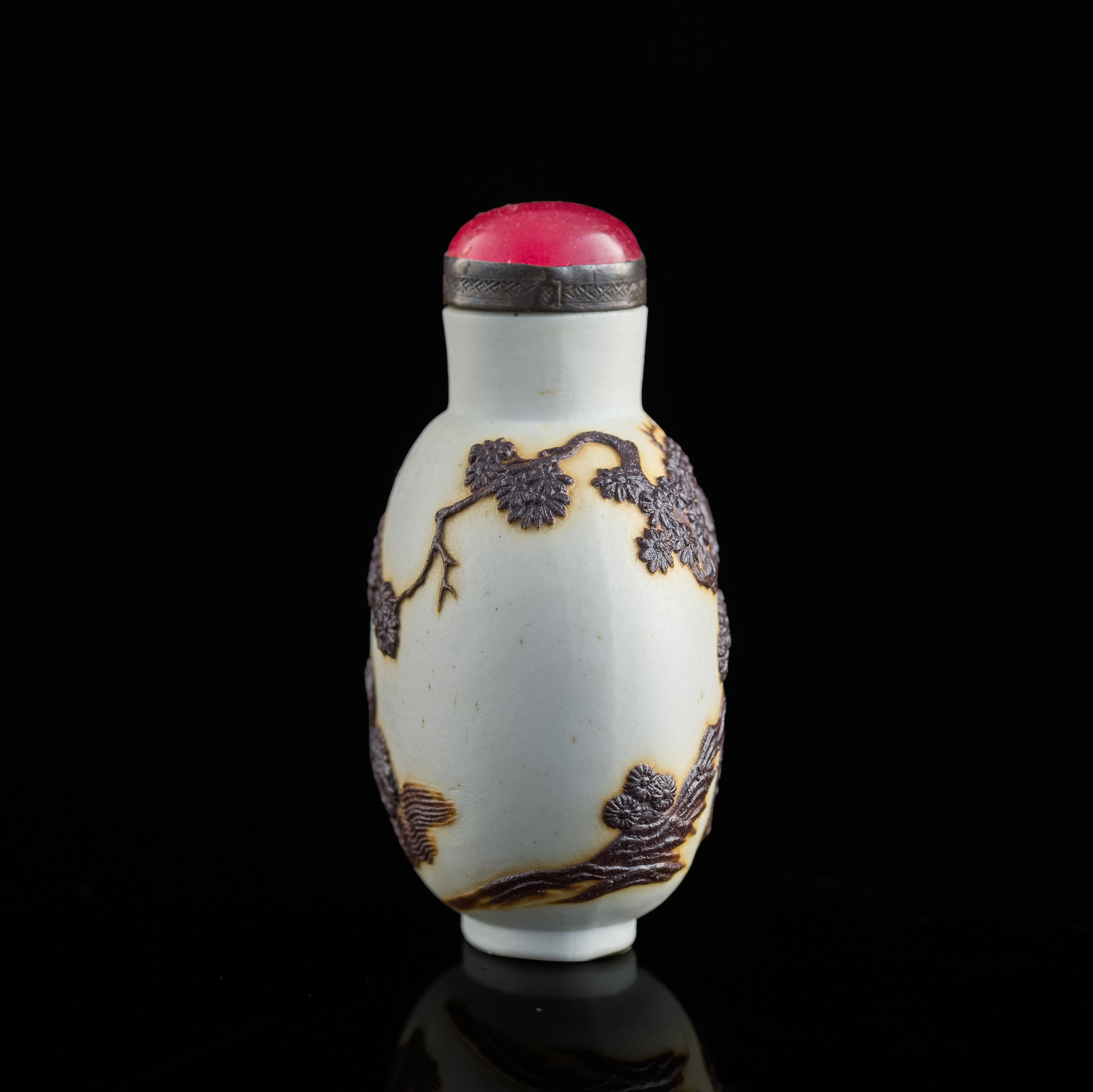 十九世紀早雕瓷人物鼻煙壺A Chinese molded porcelain snuff bottle