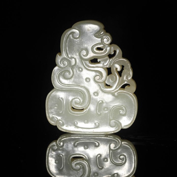十九世紀 玉雕龍形佩 A Chinese carved jade pendant, 19th century
