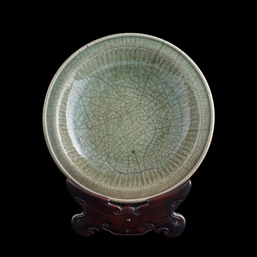 明代 龍泉折沿大盤（附硬木架） A large Chinese Longquan celadon plate, Ming dynasty