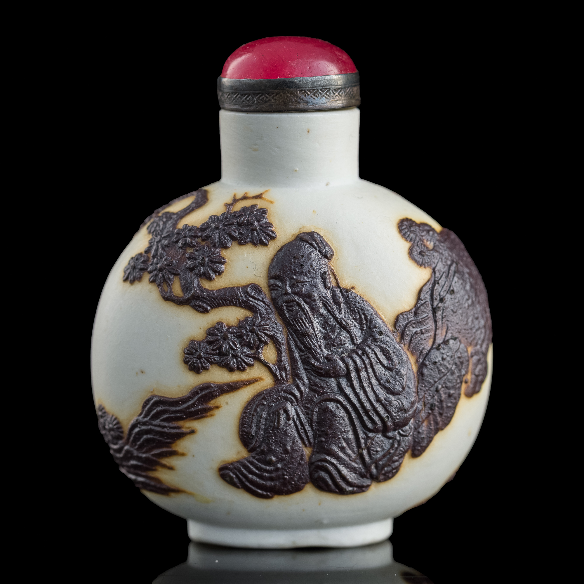 十九世紀早雕瓷人物鼻煙壺A Chinese molded porcelain snuff bottle