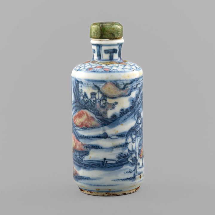 十九世紀 青花釉裏紅刀馬人物鼻煙壺 A Chinese underglaze copper-red-decorated blue and white snuff bottle, 19th century