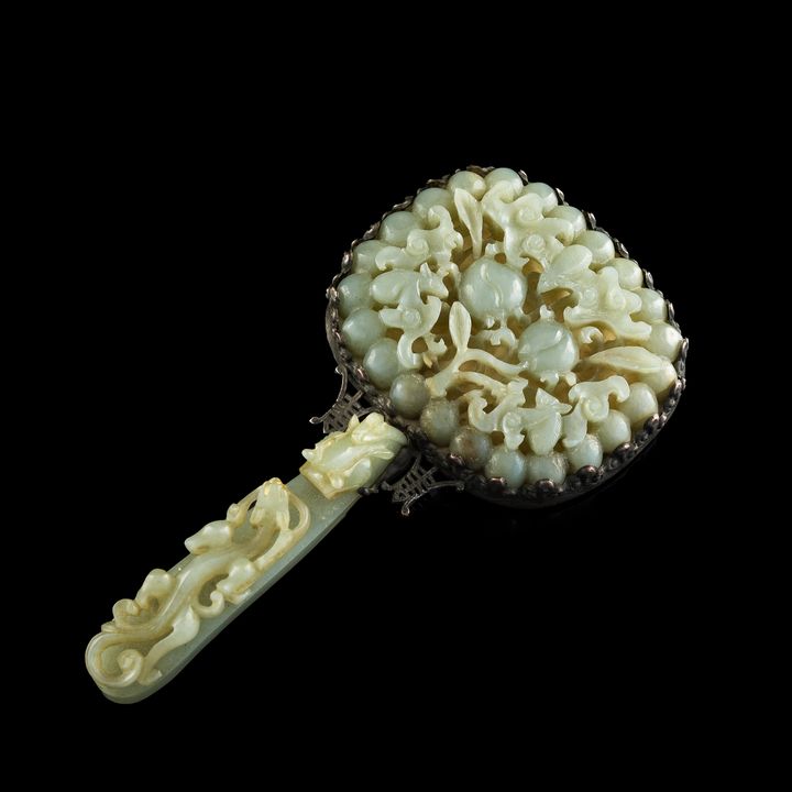 十八世紀 嵌玉龍鉤及瓦頭鏡子 A Chinese mirror with jade plaque and dragon hook handle, 18th century