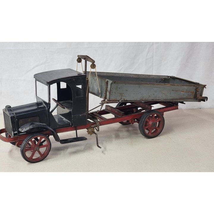 Customized Burdette-Murray White Truck w/Hydraulic Cable Lift Bed
