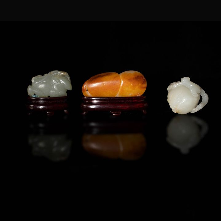 十八/十九世紀 各式玉雕掛墜三件 Three Chinese jade toggles, 18th/19th century