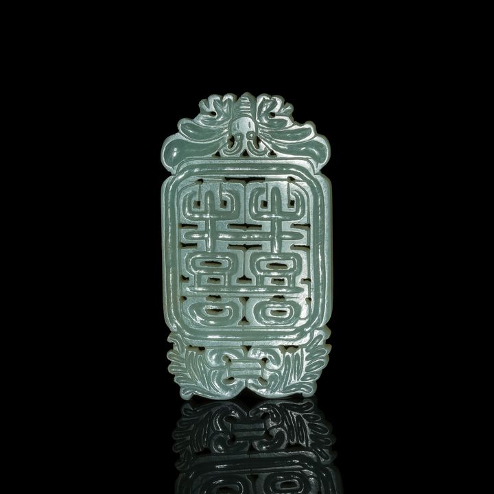 十九世紀 白玉雕雙喜佩 A Chinese carved white jade 'double happiness' pendant, 19th century