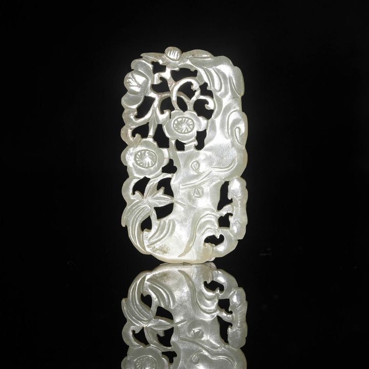 十九世紀 玉鏤空雕梅花佩 A Chinese carved and pierced jade plaque, 19th century