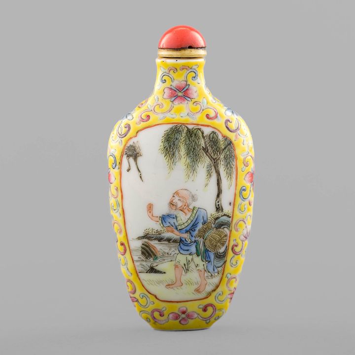 民國 黃地開窗人物詩文鼻煙壺 A Chinese yellow-ground snuff bottle, Republic period