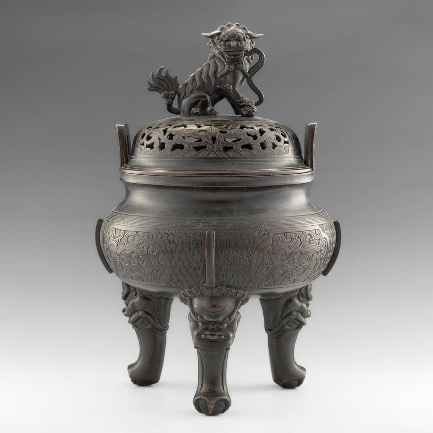 十八世紀   銅獅紐熏爐 A Chinese bronze censer with lion finial, 18th century