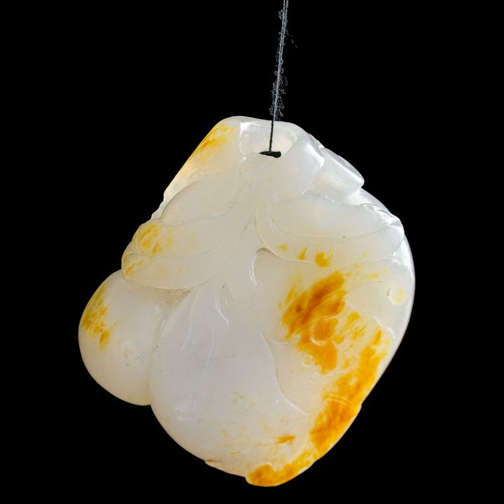 十九世紀 白玉留皮瓜果掛墜 A Chinese carved white jade 'melon' pendant, 19th century