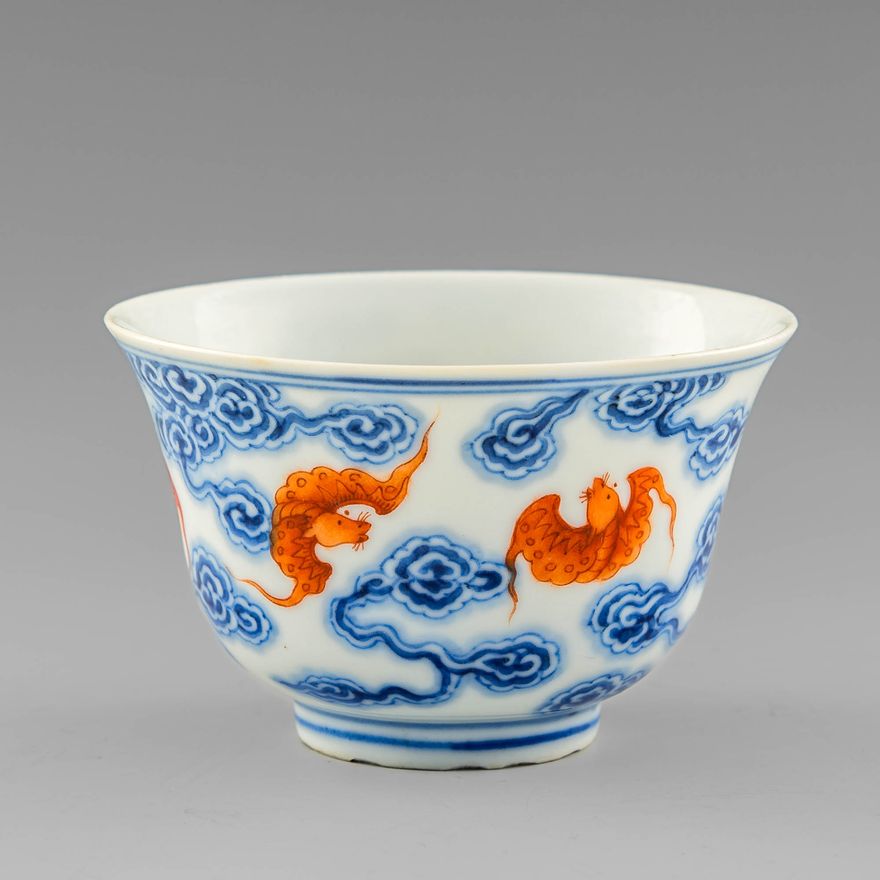 十九世紀   恕斎清玩款青花礬紅雲蝠紋杯 A Chinese blue and white with iron-red enamel cup, 19th century