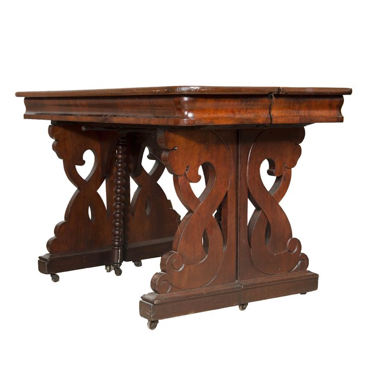 A Classical figured walnut concertina extension table