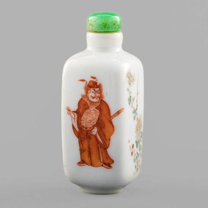 十九世紀 粉彩礬紅鐘馗四方煙壺 A Chinese iron red snuff bottle, 19th century