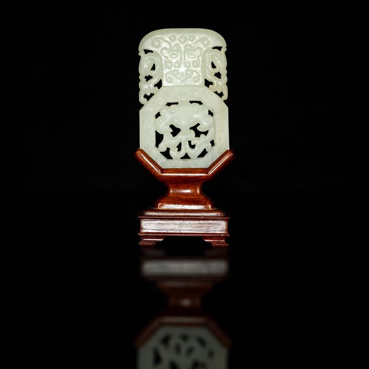 十八/十九世紀 白玉雕螭龍雲蝠佩(附座) A Chinese carved white jade chilong plaque, 18th/19th century