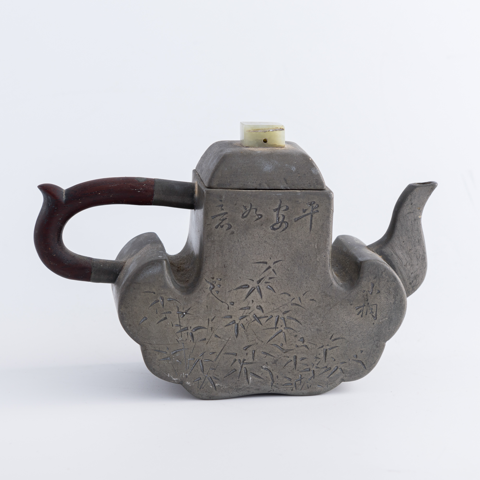 十九世紀早錫包紫砂壺A Chinese pewter encased zisha teapot