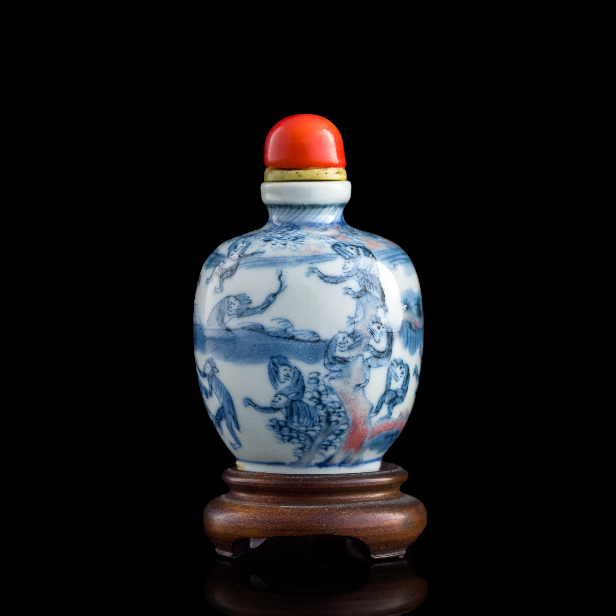十九世紀青花釉裡紅群猴圖鼻煙壺（附木座） A Chinese blue and copper