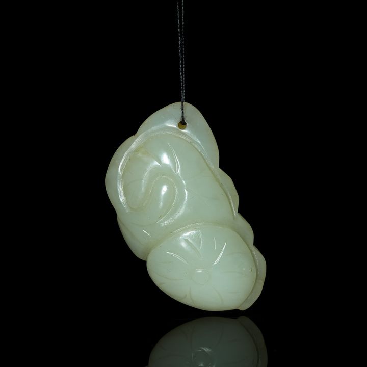十九世紀 玉雕遊魚戲蓮掛墜 A Chinese carved jade 'fish' and 'lotus' pendant, 19th century